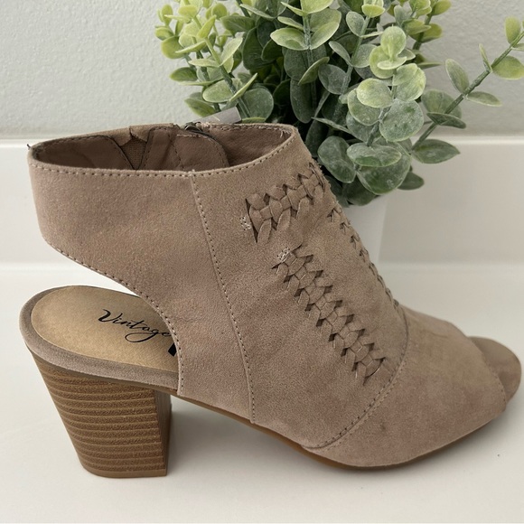 Women’s tan heels - Picture 2 of 7